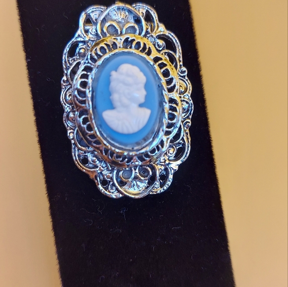Vintage Beautiful  Blue Cameo Brooch in  Silvertone,1.75" VGC. - Picture 7 of 14